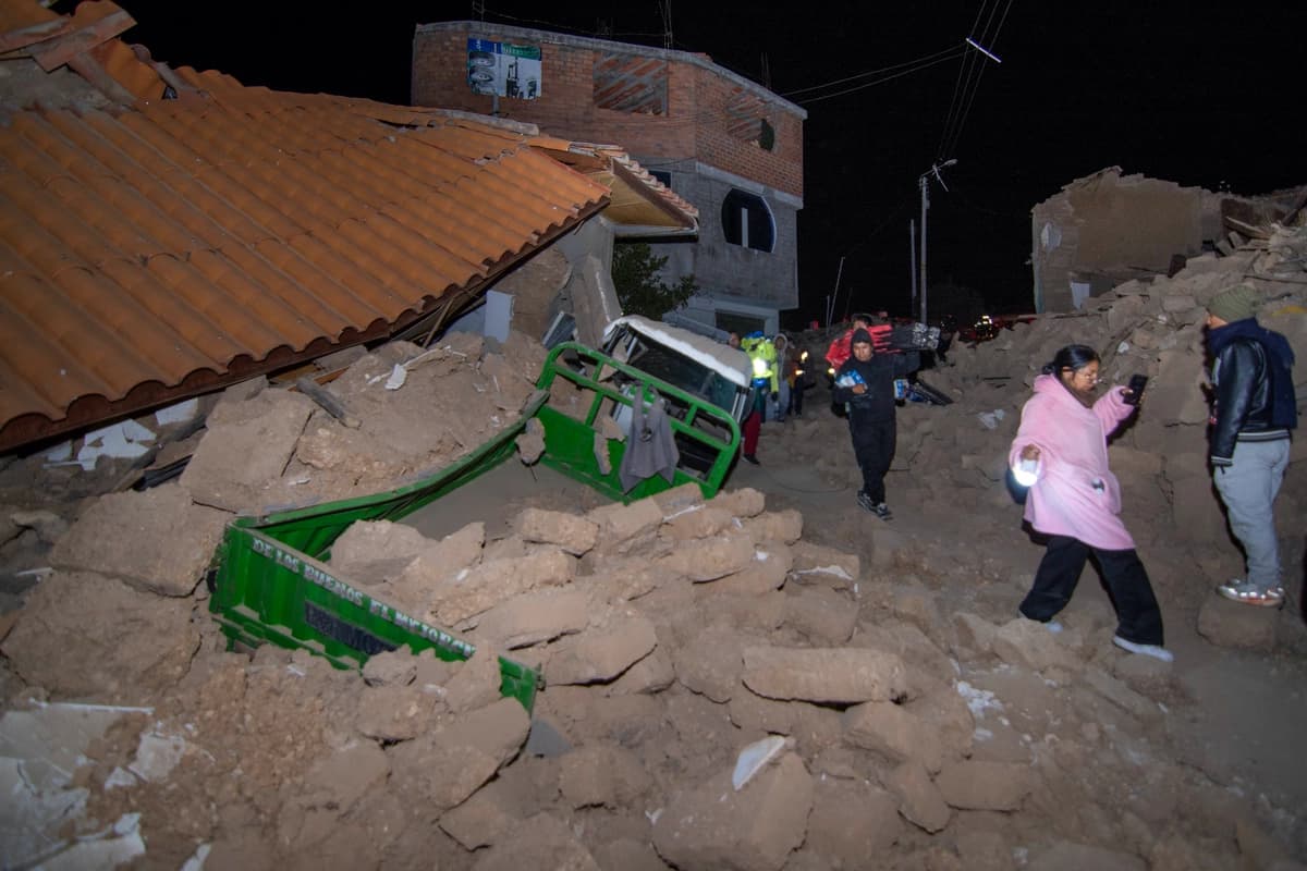 Los residentes caminan entre los escombros de las casas que se derrumbaron tras el sismo que sacudió Pumpuya, Perú, el 19 de julio de 2026. (Xavier Ninanya/AP Photo)