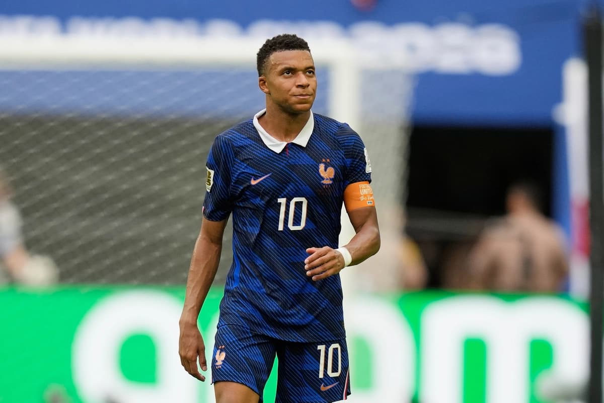 El francés Kylian Mbappé (10) abandona el campo tras el partido por el tercer lugar de la Copa del Mundo de fútbol entre Francia e Inglaterra, celebrado en Miami Gardens, Florida, el 18 de julio de 2026. Rebecca Blackwell/AP Photo