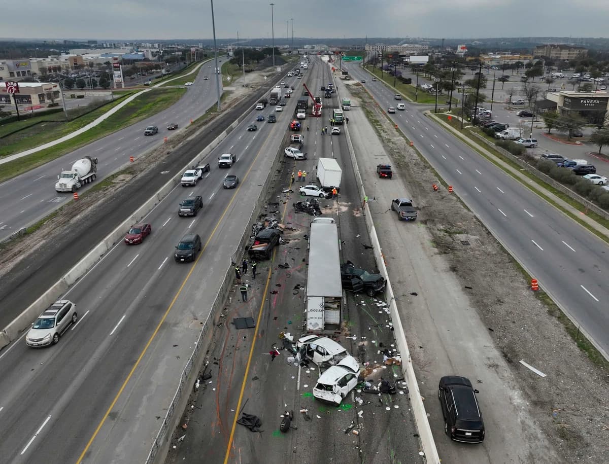 Las autoridades examinan las secuelas de un accidente mortal en la I-35 en dirección sur, cerca de Parmer Lane en Austin, Texas, el 14 de marzo de 2025. (Jay Janner/Austin American-Statesman vía AP)