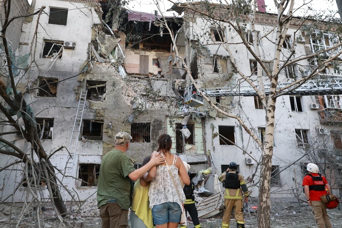 Los residentes observan su hogar en ruinas tras un ataque ruso con bombas guiadas desde el aire en Zaporizhzhia, Ucrania, el 19 de julio de 2026. (Kateryna Klochko/AP Photo)
