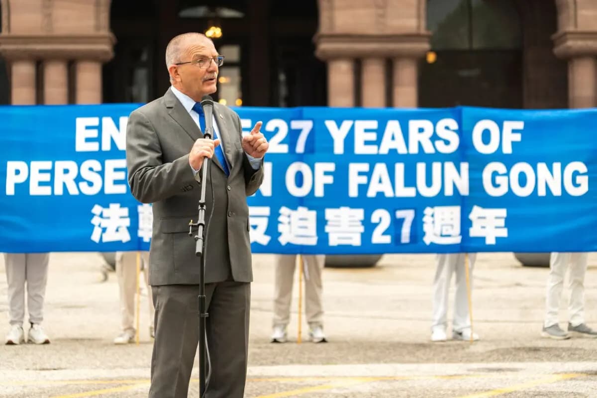 <em>El exdiputado conservador Wladyslaw Lizon interviene en una manifestación para conmemorar los 27 años de persecución del PCCh contra Falun Gong, en Queen's Park, Toronto, el 18 de julio de 2026. (Evan Ning/The Epoch Times).</em>