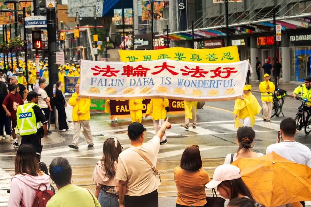 <em>El 18 de julio de 2026, practicantes de Falun Gong realizaron un desfile en el centro de Toronto para conmemorar los 27 años de persecución del Partido Comunista Chino contra esta disciplina de meditación pacífica. (Evan Ning/The Epoch Times).</em>