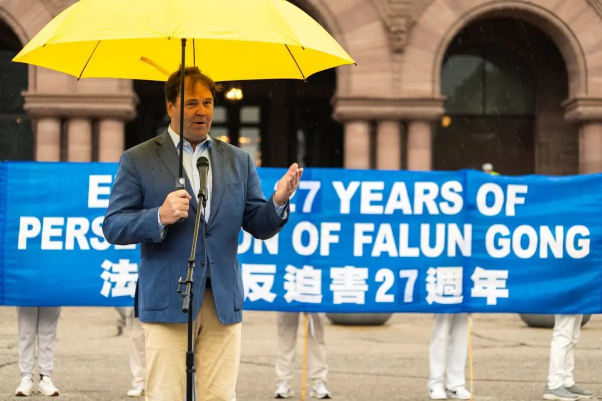 <em>Dean Baxendale, director ejecutivo de Optimum Publishing International y del Fondo para la Democracia en China, interviene en una manifestación para conmemorar los 27 años de persecución del PCCh contra Falun Gong, en Queen's Park, Toronto, el 18 de julio de 2026. (Evan Ning/The Epoch Times).</em>