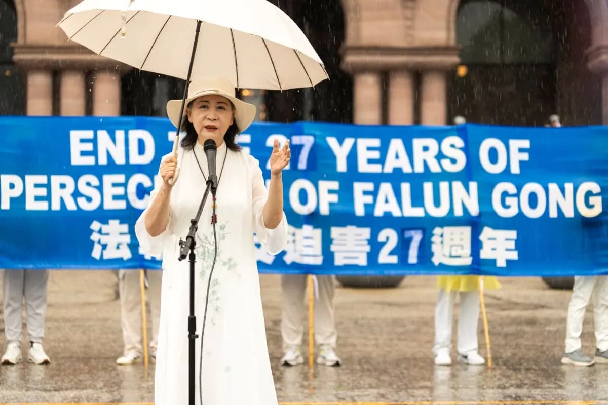 <em>La activista china por la democracia Sheng Xue interviene en una manifestación para conmemorar los 27 años de persecución del PCCh contra Falun Gong, en Queen's Park, Toronto, el 18 de julio de 2026. (Evan Ning/The Epoch Times).</em>