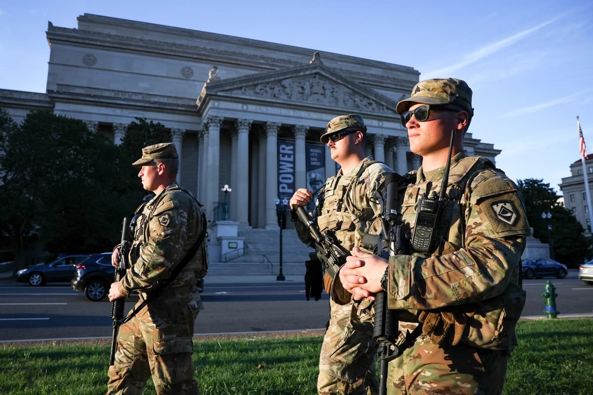 Miembros de la Guardia Nacional, armados con rifles, patrullan la Avenida Constitución el 26 de agosto de 2025 en Washington, DC. (Win McNamee/Getty Images