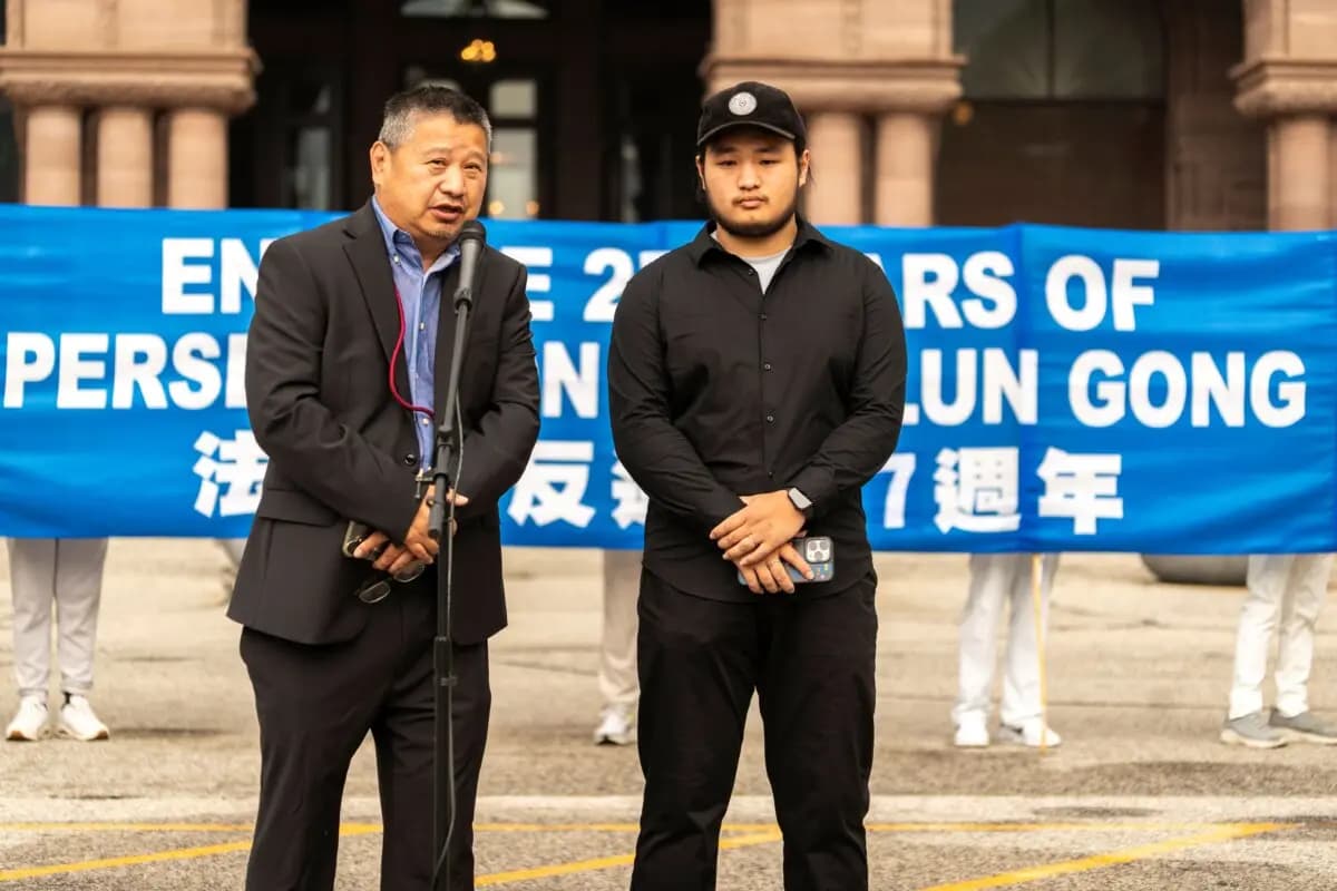 <em>Houqiang Yu (izquierda), presidente del Partido Democrático de China en Canadá, habla en una manifestación para conmemorar los 27 años de persecución del PCCh contra Falun Gong, en Queen's Park, Toronto, el 18 de julio de 2026. (Evan Ning/The Epoch Times).</em>
