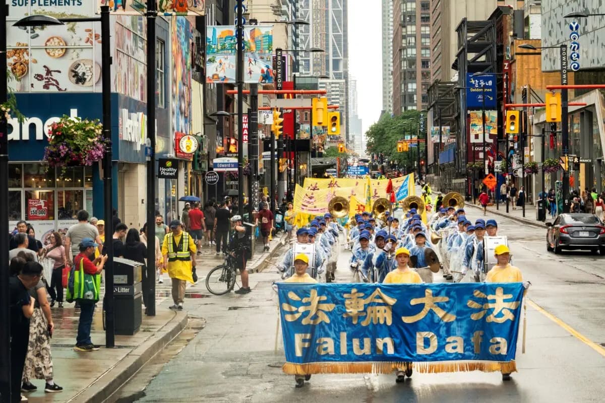 <em>El 18 de julio de 2026, practicantes de Falun Gong realizaron un desfile en el centro de Toronto para conmemorar los 27 años de persecución del Partido Comunista Chino contra esta disciplina de meditación pacífica. (Evan Ning/The Epoch Times).</em>
