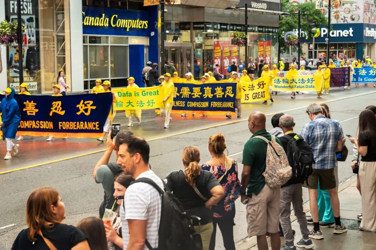 <em>El 18 de julio de 2026, practicantes de Falun Gong realizaron un desfile en el centro de Toronto para conmemorar los 27 años de persecución del Partido Comunista Chino contra esta disciplina de meditación pacífica. (Evan Ning/The Epoch Times).</em>