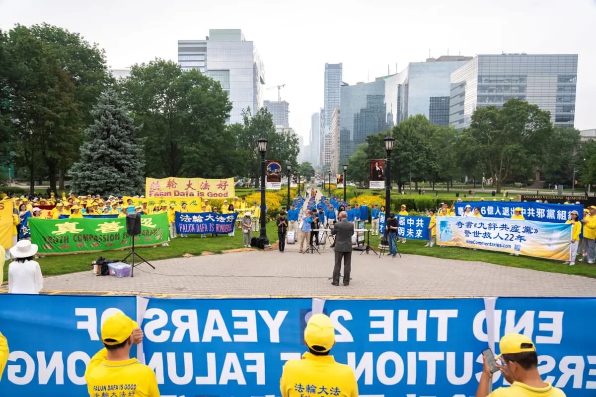 <em>Practicantes de Falun Gong realizan una manifestación para conmemorar los 27 años de persecución del PCCh contra Falun Gong, en Queen's Park, Toronto, el 18 de julio de 2026. (Evan Ning/The Epoch Times).</em>