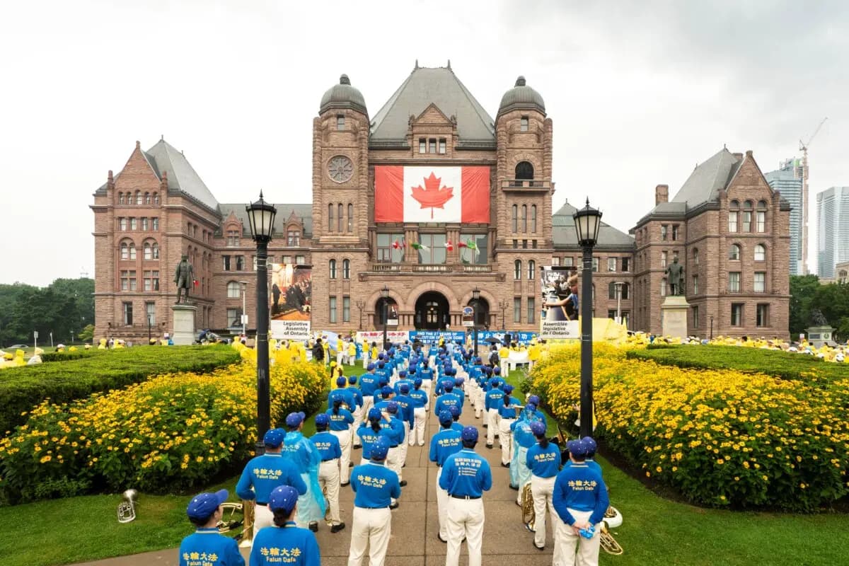 <em>Practicantes de Falun Gong realizan una manifestación para conmemorar los 27 años de persecución del PCCh contra Falun Gong, en Queen's Park, Toronto, el 18 de julio de 2026. (Evan Ning/The Epoch Times).</em>