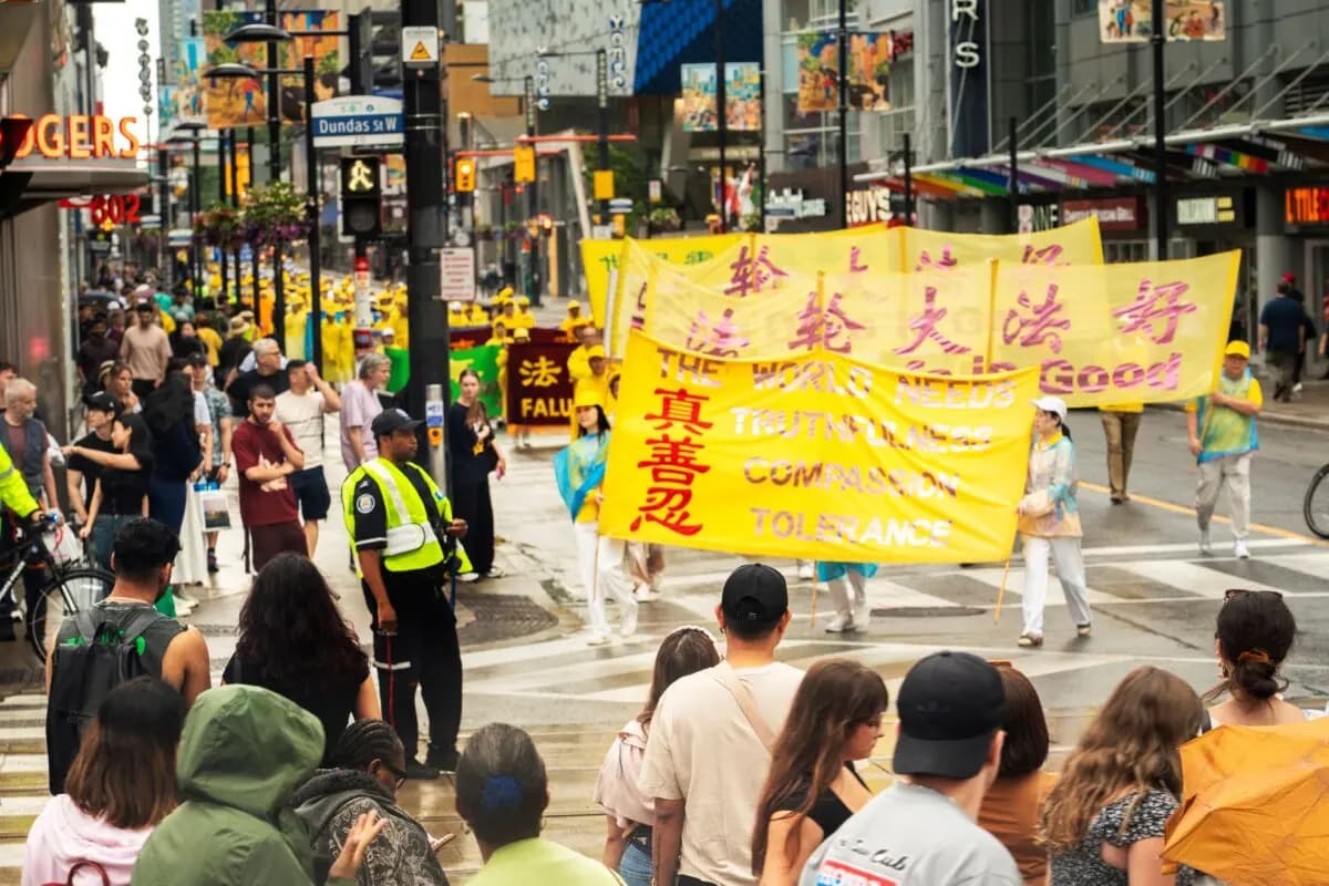 <em>El 18 de julio de 2026, practicantes de Falun Gong realizaron un desfile en el centro de Toronto para conmemorar los 27 años de persecución del Partido Comunista Chino contra esta disciplina de meditación pacífica. (Evan Ning/The Epoch Times).</em>