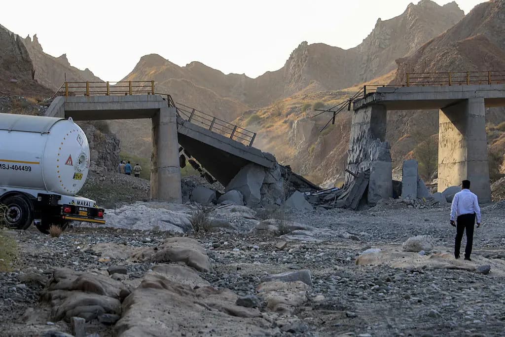 <em>En la imagen, tomada el 18 de julio de 2026, se observa un puente gravemente dañado tras ser alcanzado por un ataque estadounidense en la carretera que conecta Roudan y Bandar Abbas, en el sur de Irán. (Fotografía de Amir Hossein Khorgooei/ISNA/AFP vía Getty Images).</em>