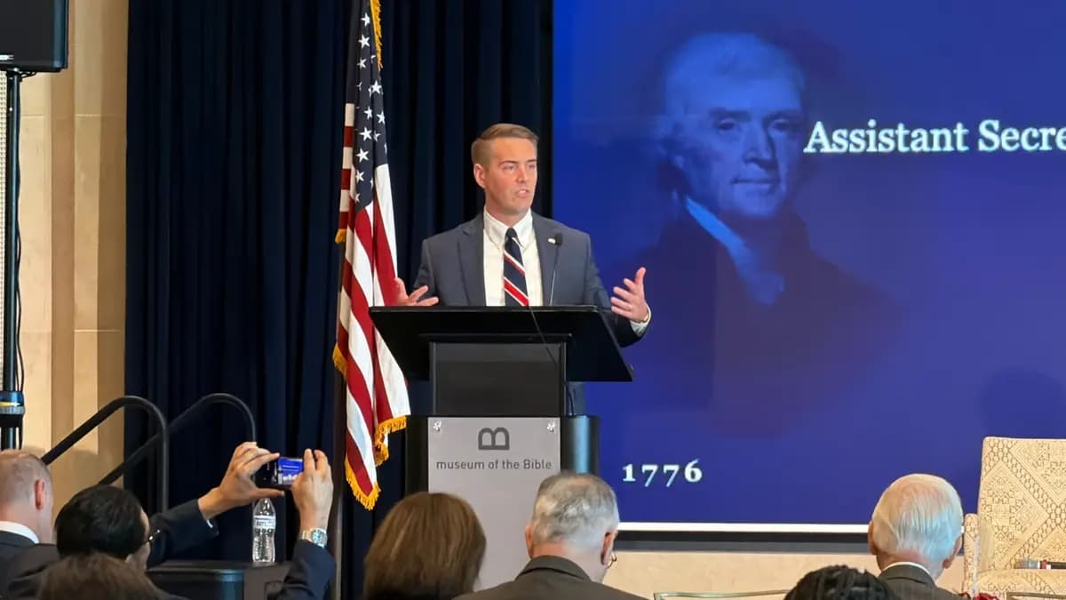 Riley Barnes, subsecretario de Estado para la democracia, los derechos humanos y el trabajo, habla en un foro internacional sobre libertad religiosa en Washington el 16 de julio de 2026. (Cortesía de Sound of Hope Radio Network)