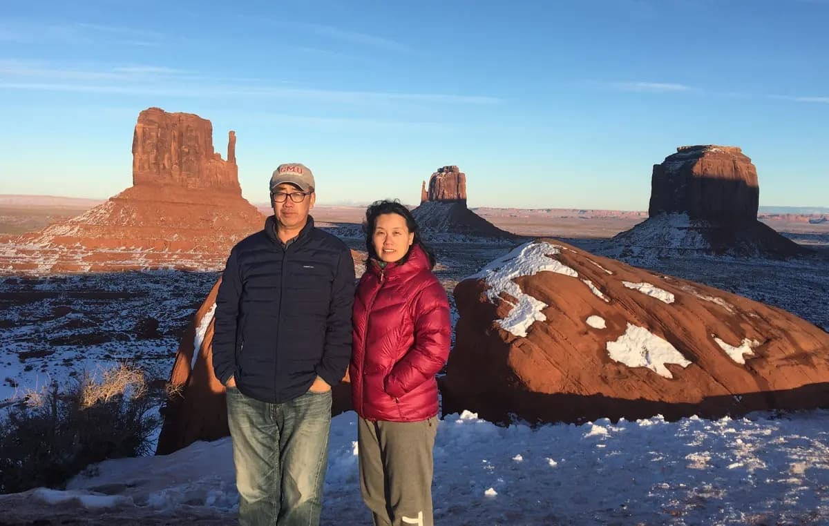 Zhou Deyong y You Ling en Monument Valley, condado de Navajo, Arizona, en enero de 2020. (Cortesía de Zhou You)