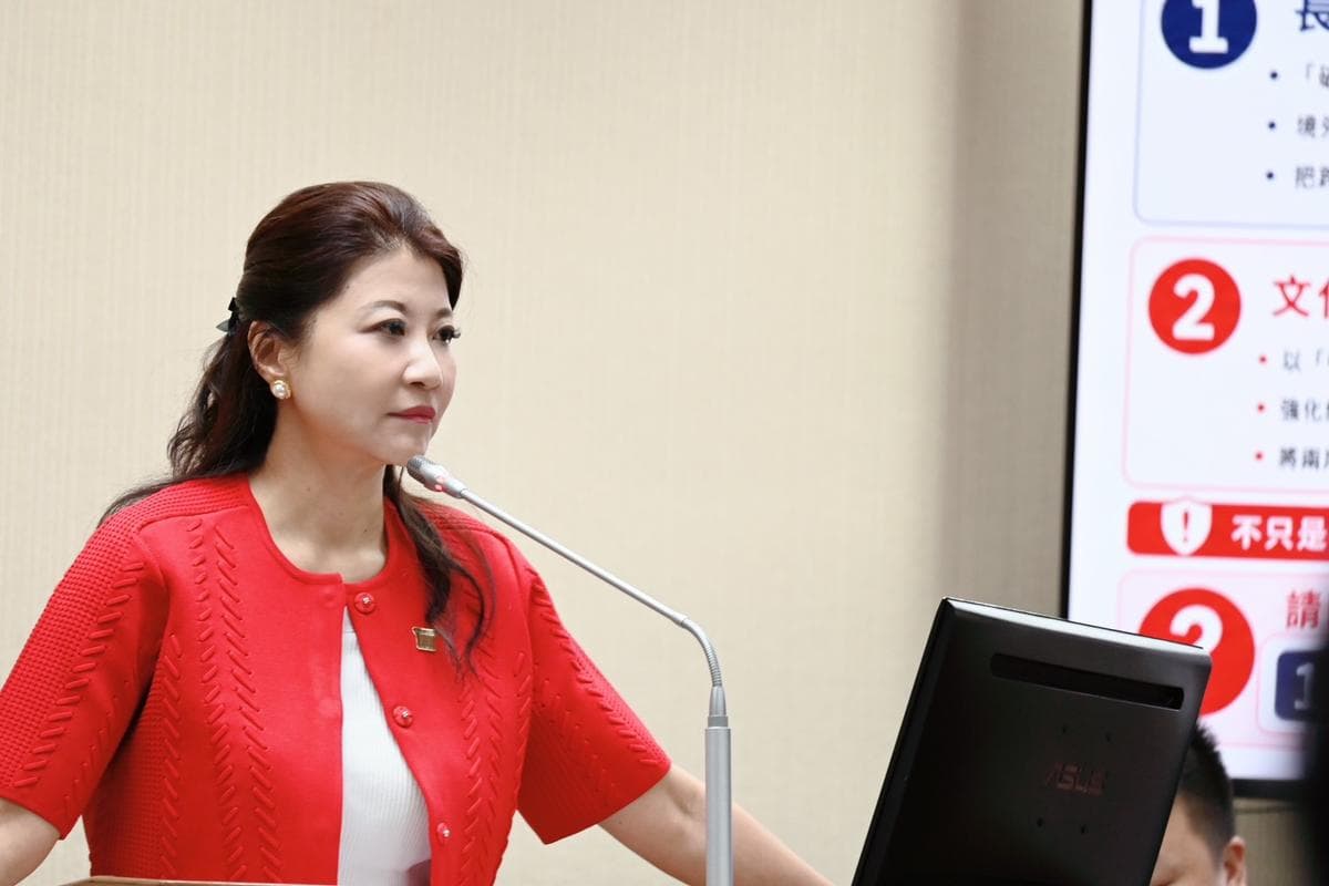La diputada taiwanesa Lin Chu-yin interroga a los funcionarios sobre una nueva ley china que, según ella, amplía la jurisdicción de "brazo largo" de Beijing y la represión transnacional contra Taiwán, el 6 de julio de 2026. (Yuan Legislativo de Taiwán).