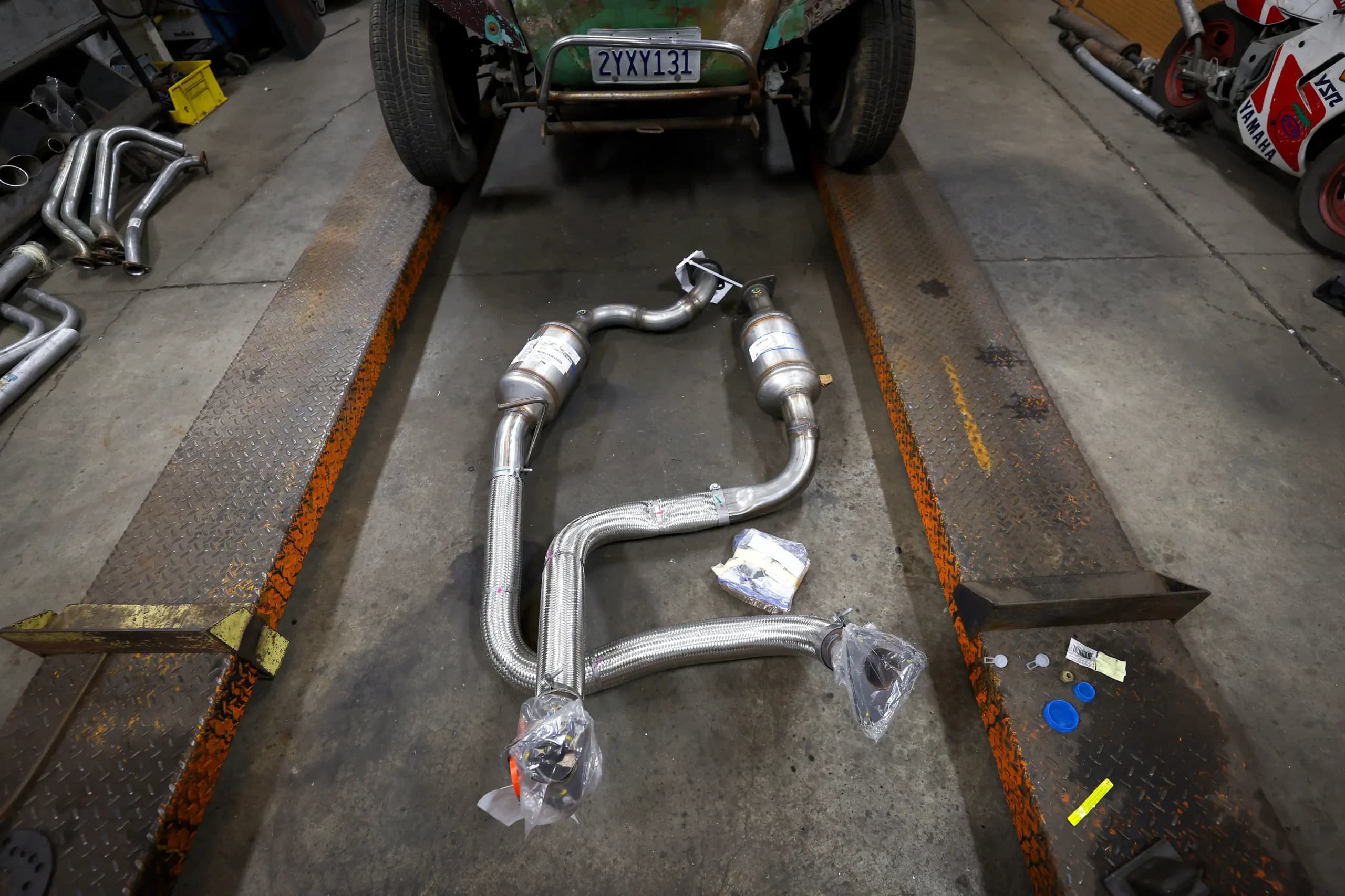 Un convertidor catalítico nuevo y sin usar yace en el suelo de un taller de San Rafael, California, el 22 de julio de 2022. Los robos de convertidores catalíticos se han disparado, ya que los ladrones buscan metales preciosos como el platino, el paladio y el rodio que se encuentran en el interior de esta pieza anticontaminante del vehículo. (Justin Sullivan/Getty Images).