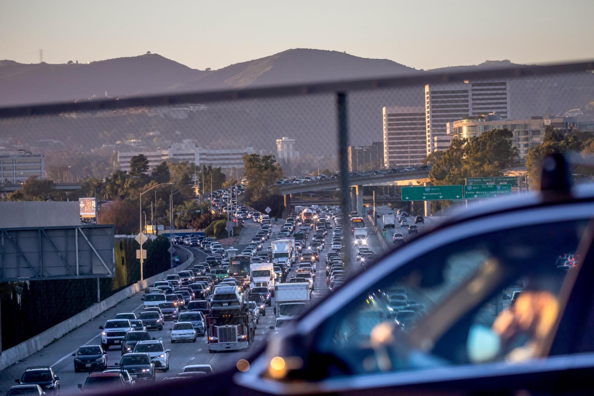 Un conductor circula por un paso elevado sobre el tráfico de la autopista 405 en Los Ángeles el 13 de febrero de 2026. En California, donde se encuentran algunas de las autopistas más congestionadas del país, las piezas relacionadas con las emisiones deben estar certificadas por la Junta de Recursos del Aire de California (CARB). (Apu Gomes/Getty Images).