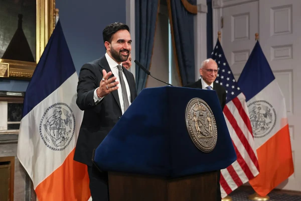 El alcalde de la ciudad de Nueva York, Zohran Mamdani, habla sobre el presupuesto para el año fiscal 2027 en la ciudad de Nueva York el 12 de mayo de 2026. (Timothy A. Clary/AFP vía Getty Images)