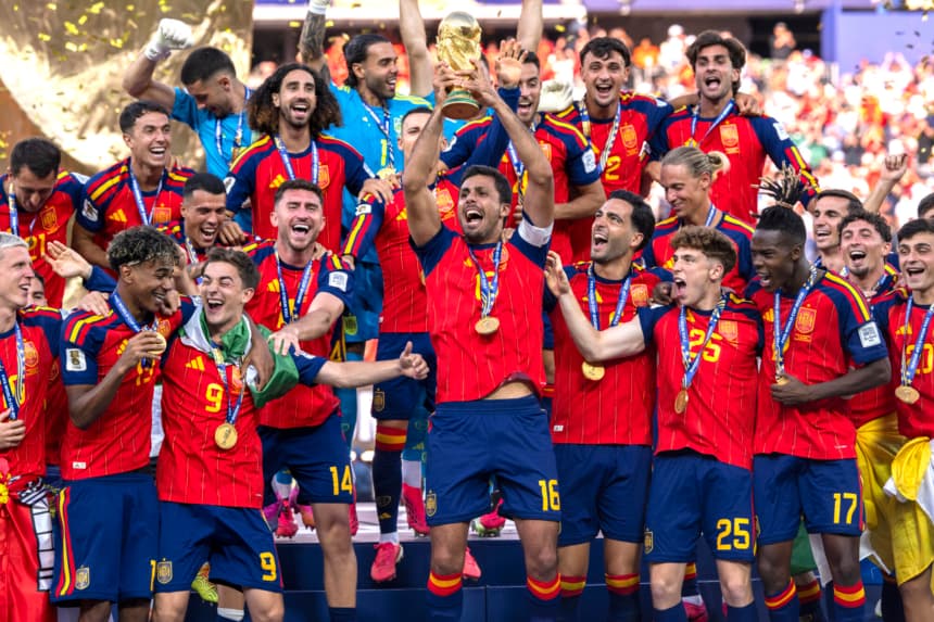 Rodri, número 16 de España, levanta el trofeo de campeón de la Copa Mundial de la FIFA tras la victoria de su equipo en la final de la Copa Mundial de la FIFA 2026 entre España y Argentina, celebrada en el Estadio de Nueva York-Nueva Jersey el 19 de julio de 2026 en East Rutherford, Nueva Jersey. (David Ramos/Getty Images)