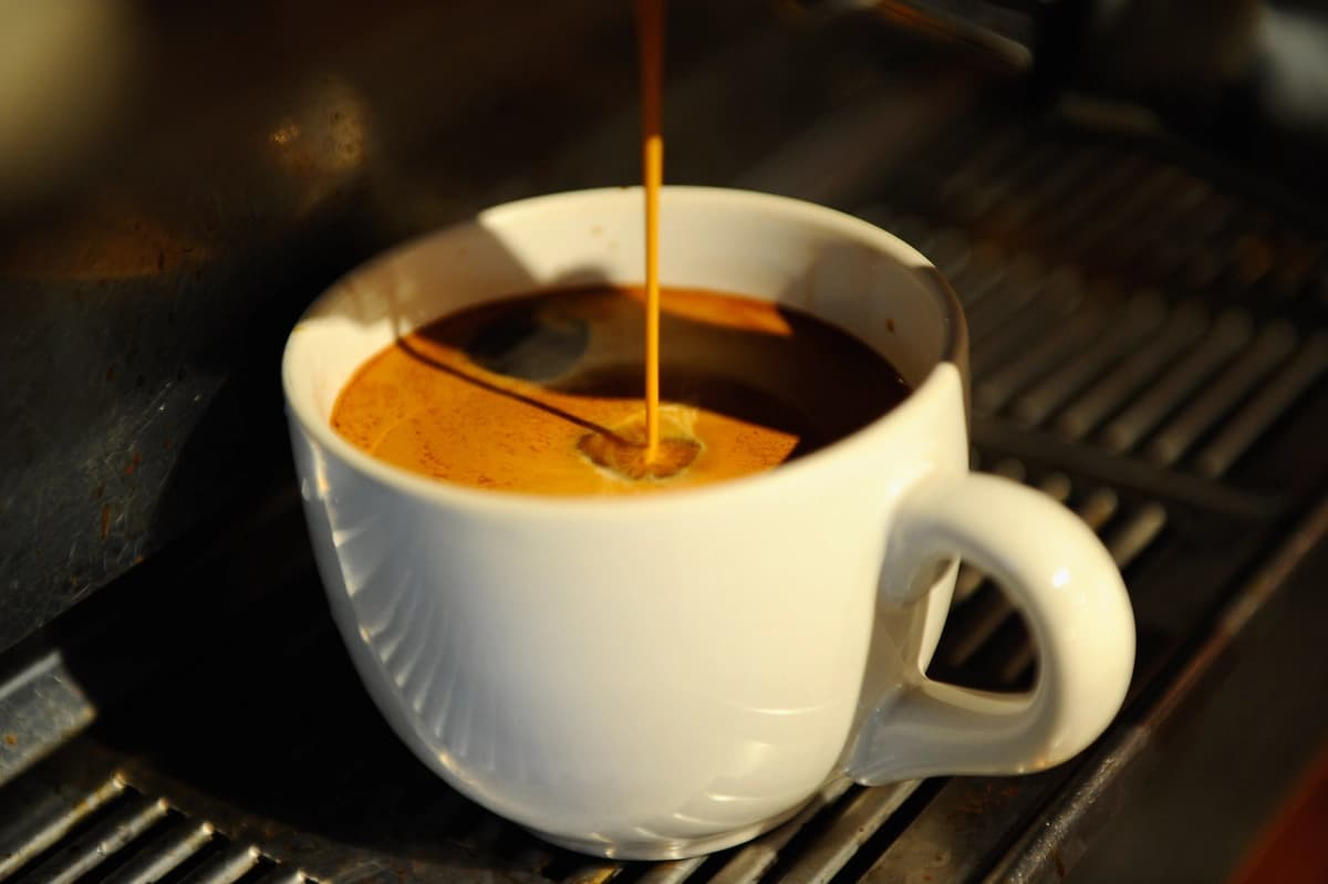 Una taza de café en Culver City, California, en una fotografía de archivo. (Kevork Djansezian/Getty Images).