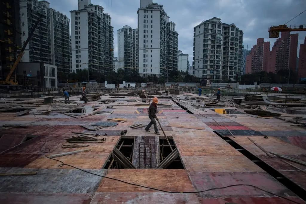 <em>Un hombre trabaja en una obra de construcción de un rascacielos residencial en Shanghái el 29 de noviembre de 2016. (Johannes Eisele/AFP vía Getty Images).</em>