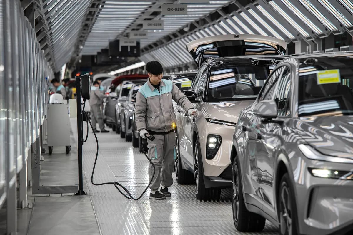 <em>Un trabajador inspecciona un sistema de carga de vehículos en Hefei, China, el 17 de enero de 2025. (Kevin Frayer/Getty Images).</em>