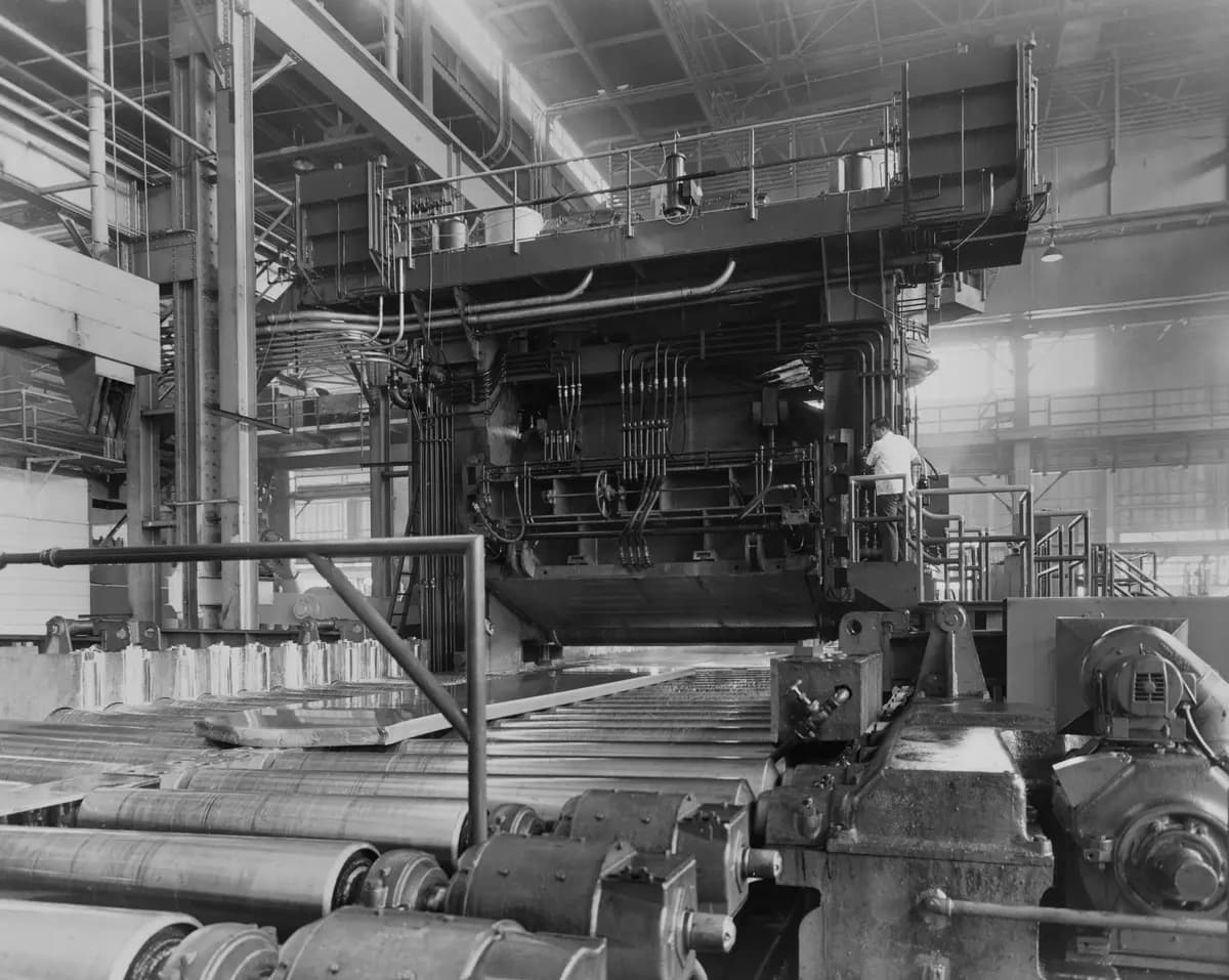 Un hombre operando un laminador de aluminio en Davenport Works (DPW) de la Aluminum Company of America (más tarde conocida como Alcoa Corporation) en Davenport, Iowa, hacia 1965. (Aluminum Company of America/FPG/Archive Photos/Getty Images)