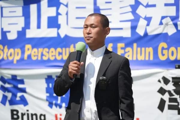 Jie Lijian interviene en una concentración en apoyo a los practicantes de Falun Gong y en la que se pide el fin de la persecución del PCCh. (Cortesía de Jie Lijian)