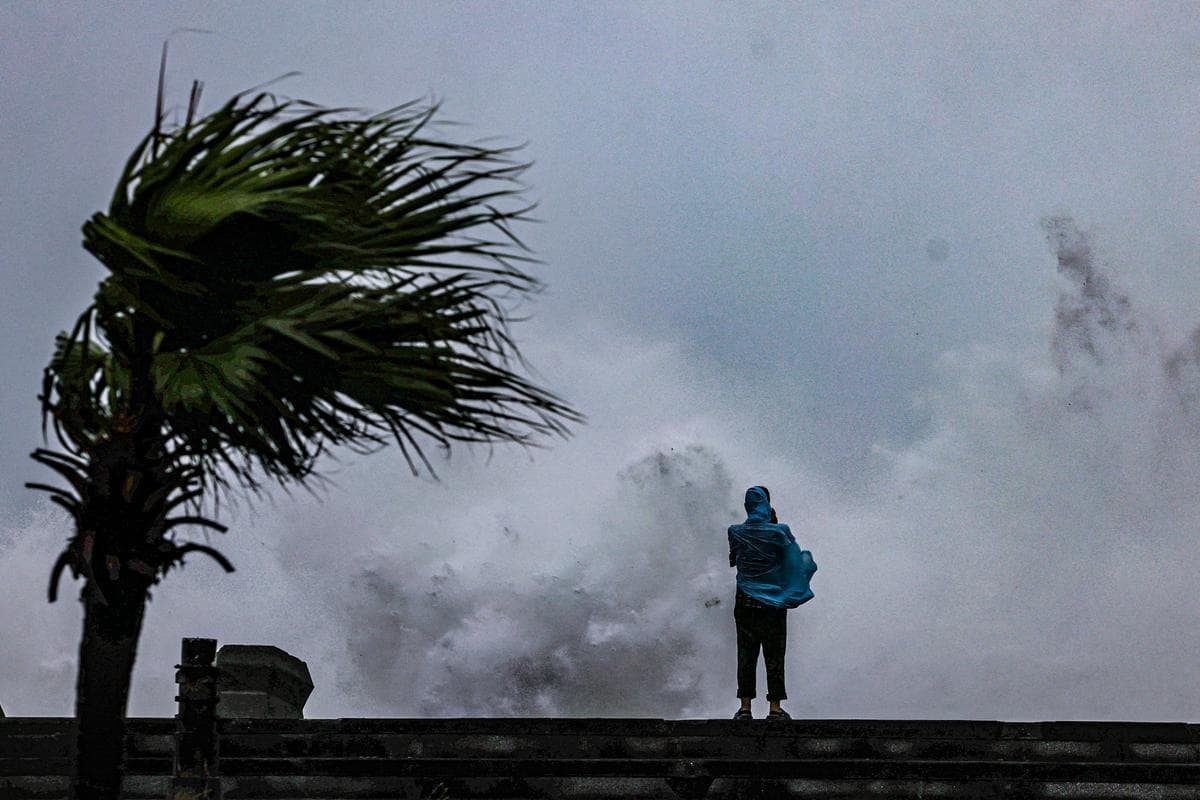 Una persona observa cómo grandes olas rompen contra la costa mientras el tifón Bavi pasa cerca de Taiwán, en Keelung, el 11 de julio de 2026. (I-Hwa Cheng/AFP vía Getty Images)