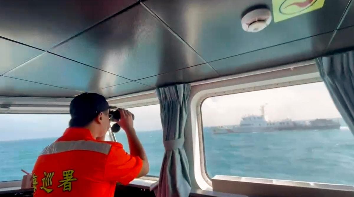 En esta captura de pantalla de un video difundido por la Guardia Costera de Taiwán, un miembro de dicha institución vigila una embarcación de la Guardia Costera de China mientras pasa cerca de la costa de las islas Matsu, en Taiwán, el 14 de octubre de 2024. (Guardia Costera de Taiwán vía AP)