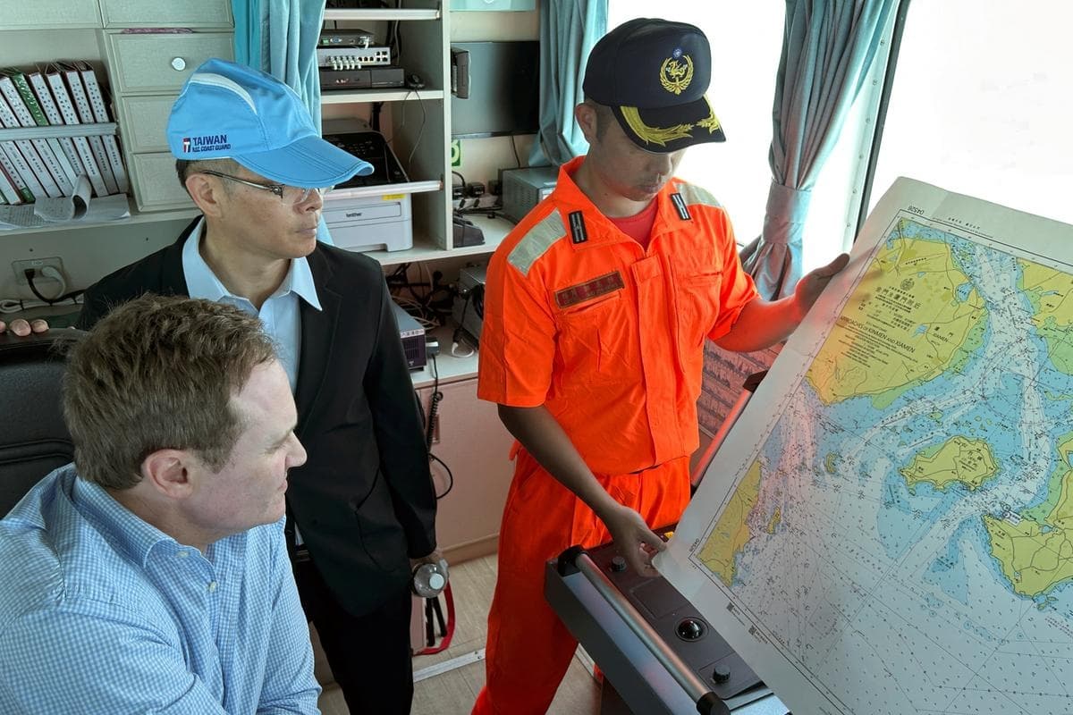 El diputado británico Tom Tugendhat observa un mapa a bordo del buque PP-10081 de la Guardia Costera de Taiwán, que patrullaba alrededor de las islas Kinmen de Taiwán, junto a la costa china, el 9 de julio de 2026. (Ben Blanchard/Reuters)