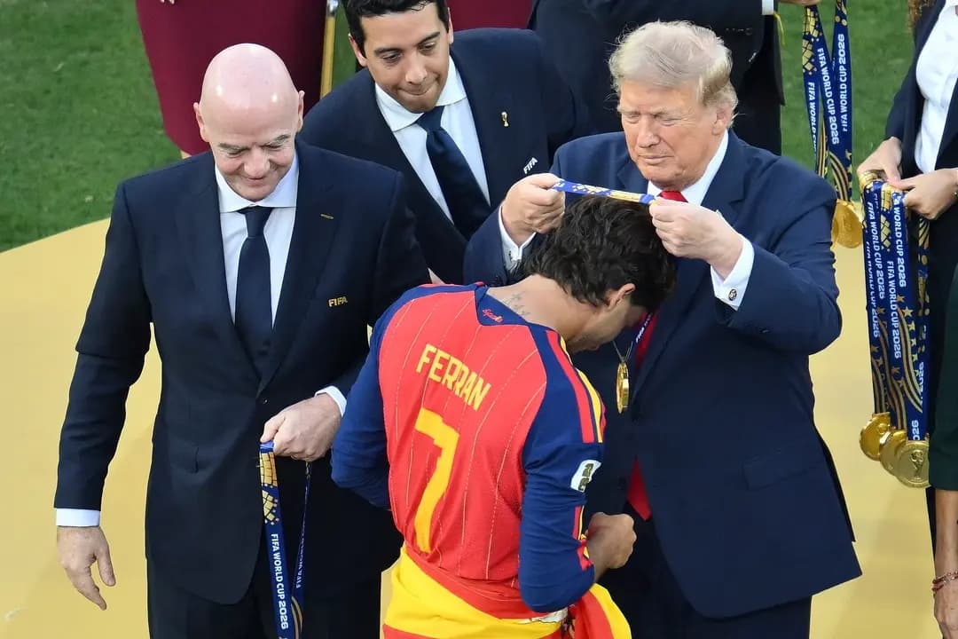 El delantero español n.º 7, Ferran Torres (al frente), recibe la medalla de oro de manos del presidente de la FIFA, Gianni Infantino (izquierda), y del presidente Donald Trump (derecha) durante la ceremonia de clausura tras la final del Mundial de fútbol de 2026 entre España y Argentina, celebrada en el Estadio de Nueva York-Nueva Jersey, en East Rutherford, Nueva Jersey, el 19 de julio de 2026. (Angela Weiss/AFP vía Getty Images)