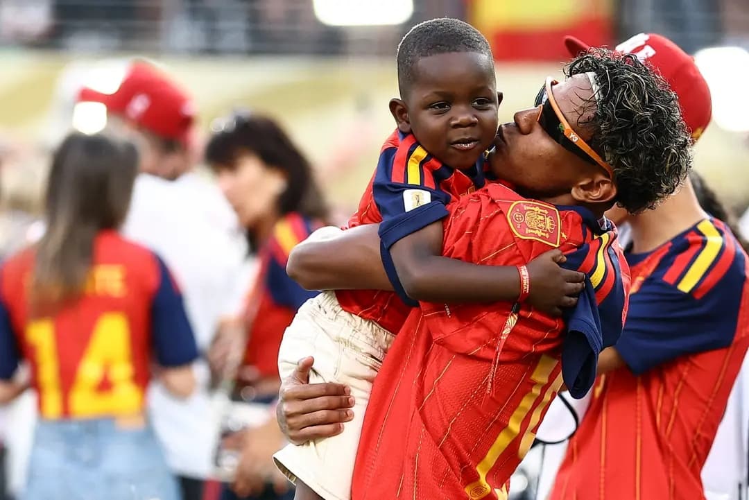 El delantero español n.º 19, Lamine Yamal, celebra con su hermano Keyne tras ganar la final del Mundial de fútbol de 2026 entre España y Argentina en el New York New Jersey Stadium de East Rutherford, Nueva Jersey, el 19 de julio de 2026. (Charly Triballeau/AFP vía Getty Images)