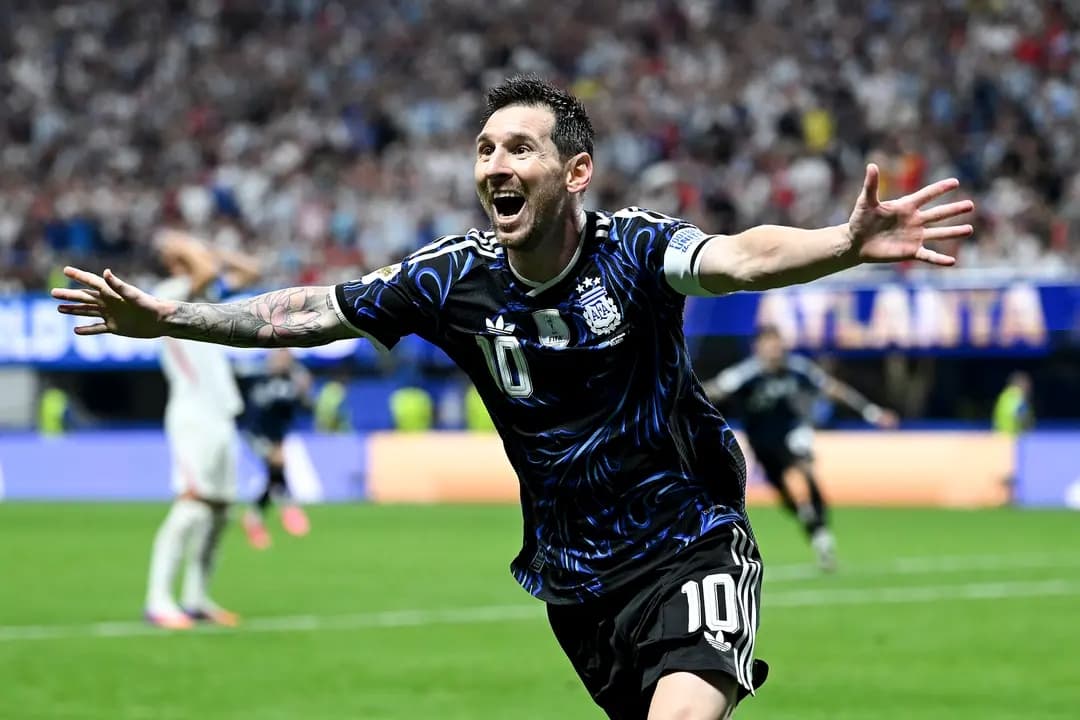 Lionel Messi, n.º 10 de Argentina, celebra el segundo gol de su equipo, anotado por Lautaro Martínez, n.º 22, durante la semifinal de la Copa Mundial de la FIFA 2026 entre Inglaterra y Argentina en el Estadio de Atlanta, en Atlanta, Georgia, el 15 de julio de 2026. (Shaun Botterill/Getty Images)