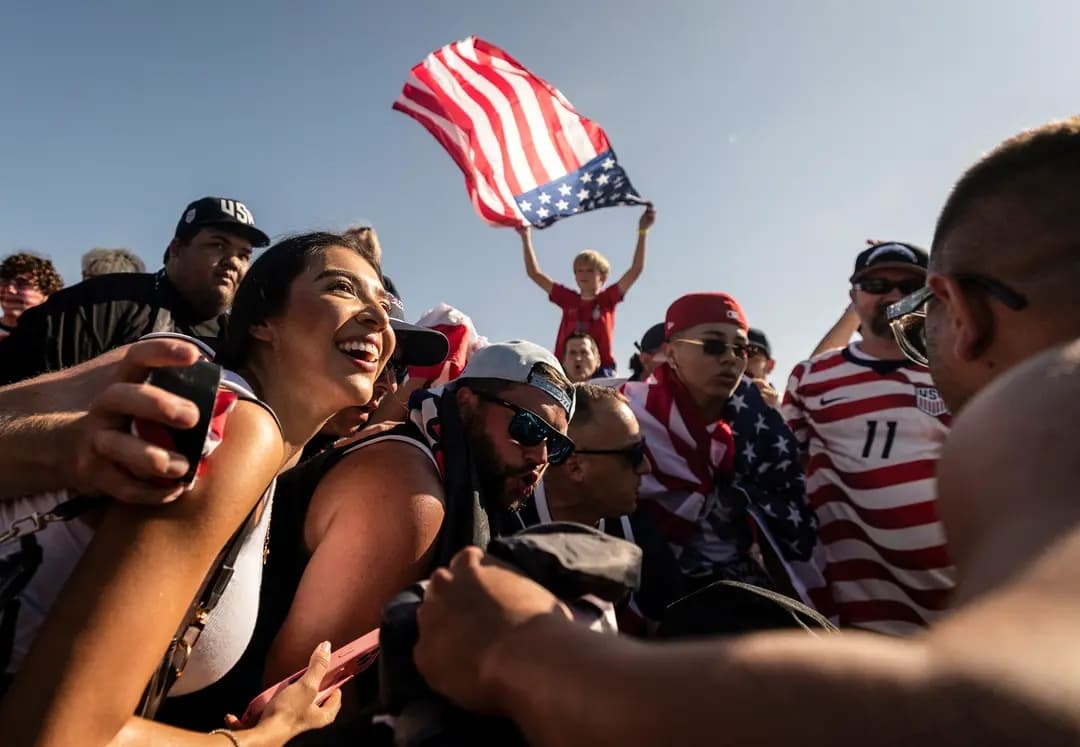 Los aficionados estadounidenses animan a su equipo antes del partido de fútbol del Grupo D de la Copa Mundial 2026 entre Turquía y Estados Unidos en el Estadio de Los Ángeles, en Inglewood, el 25 de junio de 2026. (Etienne Laurent/AFP vía Getty Images)
