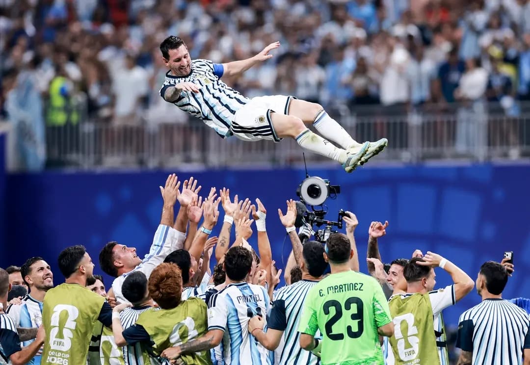 Lionel Messi, número 10 de Argentina, celebra con sus compañeros de equipo tras la victoria por 3–2 durante el partido de octavos de final de la Copa Mundial de la FIFA 2026 entre Argentina y Egipto en el Atlanta Stadium de Atlanta, Georgia, el 7 de julio de 2026. (Elsa/Getty Images)