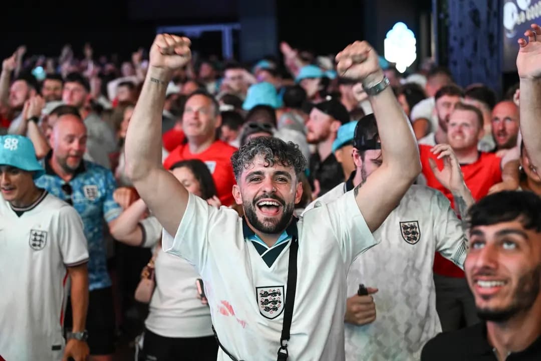 Aficionados ingleses celebran durante una fiesta para ver el partido de cuartos de final de la Copa Mundial de la FIFA 2026 entre Noruega e Inglaterra en el Co-op Live, en Manchester, Inglaterra, el 11 de julio de 2026. (Anthony Devlin/Getty Images)