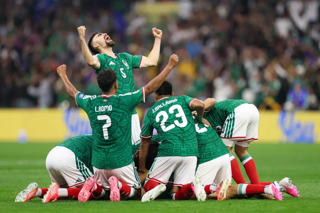 Raúl Jiménez, n.º 9 de México, celebra el segundo gol de su equipo junto a Johan Vásquez, n.º 5, y sus compañeros durante el partido de la ronda de 32 de la Copa Mundial de la FIFA 2026 entre México y Ecuador, en el Estadio de la Ciudad de México, en la Ciudad de México, el 30 de junio de 2026. (Carl Recine/Getty Images)