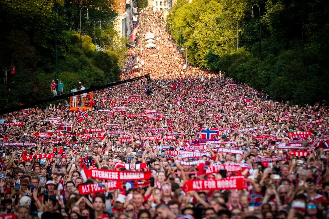Los aficionados saludan a la selección nacional de fútbol de Noruega en Slottsplassen, en Oslo, tras su regreso a Noruega desde Estados Unidos el 13 de julio de 2026. Noruega quedó eliminada en el partido de cuartos de final contra Inglaterra. (Trond Reidar Teigen/NTB/AFP vía Getty Images)
