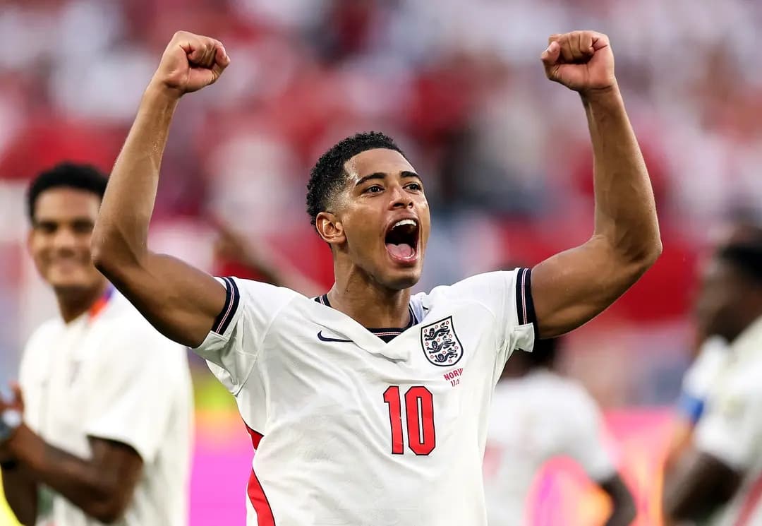 Jude Bellingham, n.º 10 de Inglaterra, celebra tras la victoria por 2–1 durante el partido de cuartos de final de la Copa Mundial de la FIFA 2026 entre Noruega e Inglaterra, disputado en el Miami Stadium de Miami Gardens, Florida, el 11 de julio de 2026. (Dan Mullan/Getty Images)