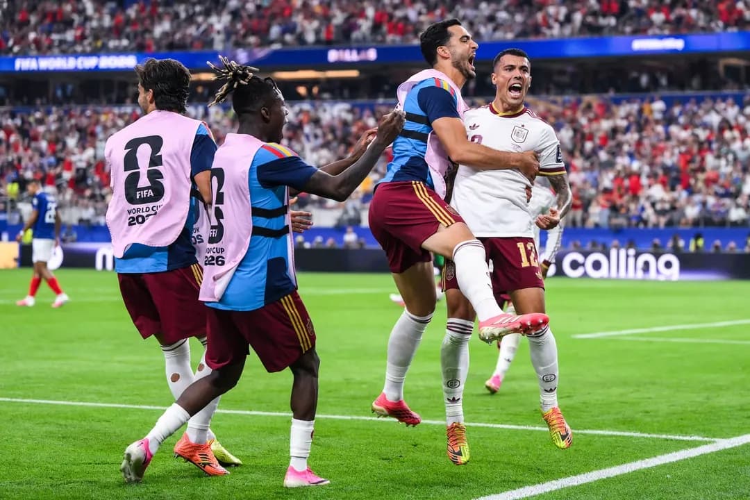 Pedro Porro, n.º 12 de España, celebra al anotar el segundo gol de su equipo durante el partido de semifinales de la Copa Mundial de la FIFA 2026 entre Francia y España, disputado en el Estadio de Dallas, en Arlington, Texas, el 14 de julio de 2026. (David Ramos/Getty Images)