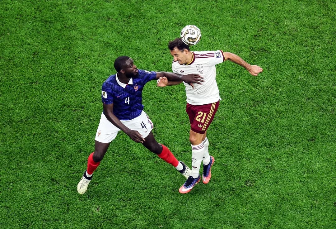 Mikel Oyarzabal, n.º 21 de España, remata de cabeza contra Dayot Upamecano, n.º 4 de Francia, durante el partido de semifinales de la Copa Mundial de la FIFA 2026 entre Francia y España, celebrado en el Estadio de Dallas, en Arlington, Texas, el 14 de julio de 2026. (Kevin C. Cox/Getty Images)