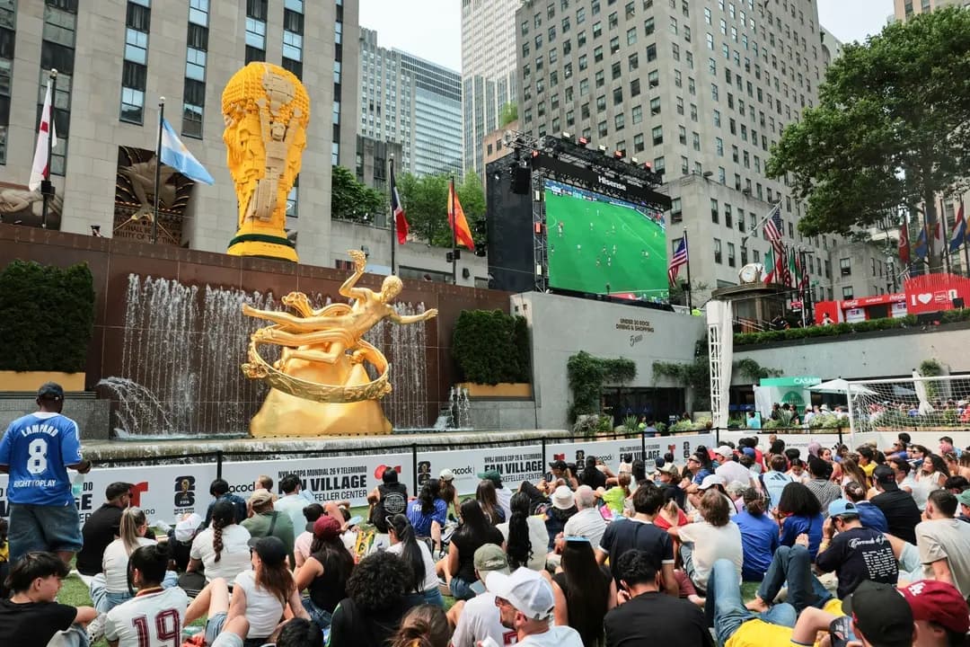 Los aficionados asisten a una fiesta para ver en pantalla gigante el partido de semifinales de la Copa Mundial de la FIFA entre Francia y España en el Rockefeller Center de la ciudad de Nueva York el 14 de julio de 2026. (Michael M. Santiago/Getty Images)