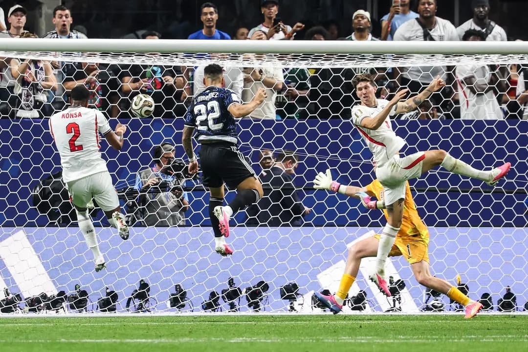 El delantero argentino n.º 22, Lautaro Martínez, anota el segundo gol de su equipo durante el partido de semifinales del Mundial de fútbol de 2026 entre Inglaterra y Argentina en el Estadio de Atlanta, en Atlanta, Georgia, el 15 de julio de 2026. (Odd Andersen/AFP vía Getty Images)