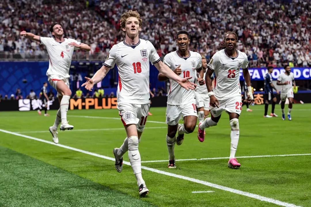 El delantero inglés n.º 18, Anthony Gordon (C), celebra tras anotar el primer gol de Inglaterra durante el partido de semifinales del Mundial de fútbol de 2026 entre Inglaterra y Argentina, en el Estadio de Atlanta, en Atlanta, Georgia, el 15 de julio de 2026. (Juan Mabromata/AFP vía Getty Images)