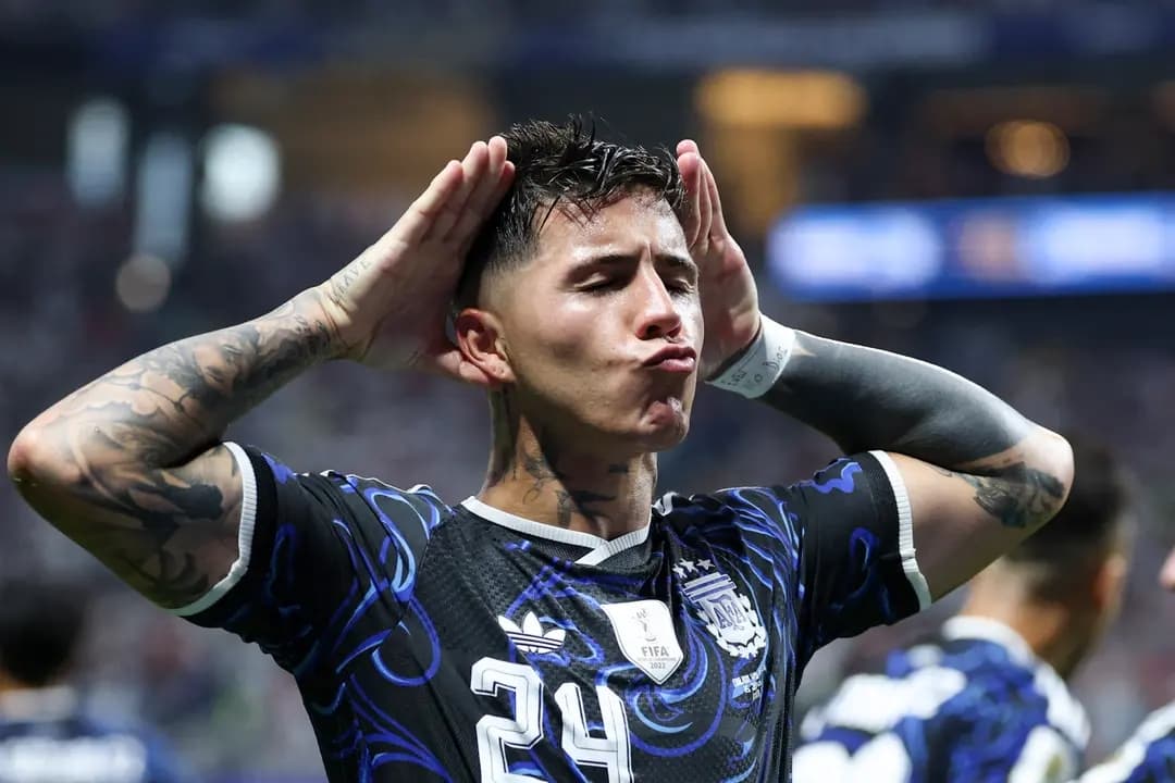 El mediocampista argentino n.º 24, Enzo Fernández, celebra haber marcado el primer gol de su equipo durante el partido de semifinales del Mundial de fútbol de 2026 entre Inglaterra y Argentina, en el Estadio de Atlanta, en Atlanta, Georgia, el 15 de julio de 2026. (Thomas Coex/AFP vía Getty Images)