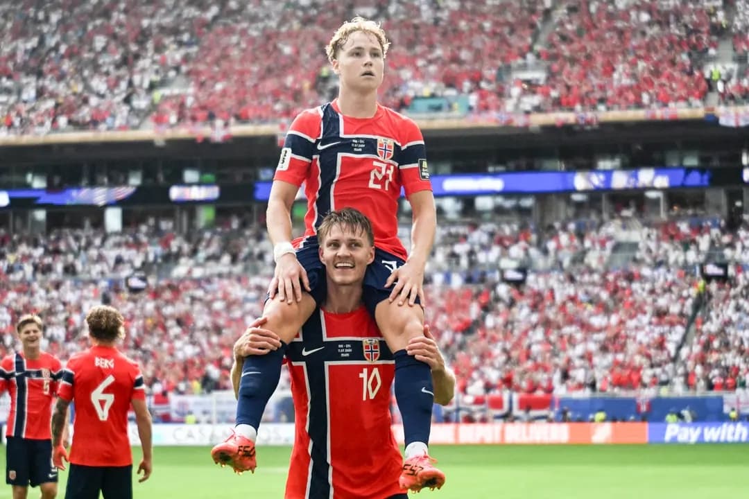 El mediocampista n.º 21 de Noruega, Andreas Schjelderup, celebra el primer gol de su equipo sobre los hombros del mediocampista n.º 10, Martin Odegaard, durante el partido de cuartos de final del Torneo de la Copa Mundial de la FIFA 2026 entre Noruega e Inglaterra, en el Miami Stadium de Miami Gardens, el 11 de julio de 2026. (Mauro Pimentel/AFP vía Getty Images)