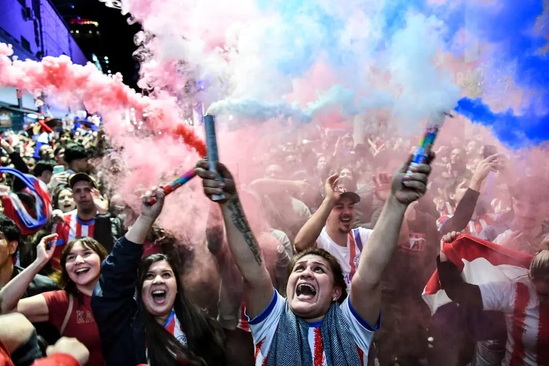 Los aficionados paraguayos reaccionan mientras ven la transmisión en vivo del partido de fútbol de la Copa Mundial de la FIFA 2026 entre Alemania y Paraguay en Asunción, Paraguay, el 29 de junio de 2026. (Daniel Duarte/AFP vía Getty Images)