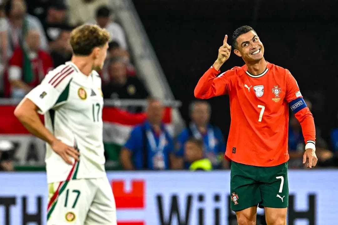 El delantero n.º 7 de Portugal, Cristiano Ronaldo (derecha), celebra tras anotar el gol de penalti que puso el marcador en 1–2, mientras el mediocampista n.º 17 de Hungría, Callum Styles, reacciona durante el partido de fútbol de la zona europea del Grupo F de las eliminatorias de la Copa Mundial de 2026 entre Hungría y Portugal, celebrado en Budapest, Hungría, el 9 de septiembre de 2025. (Attila Kisbenedek/AFP vía Getty Images)
