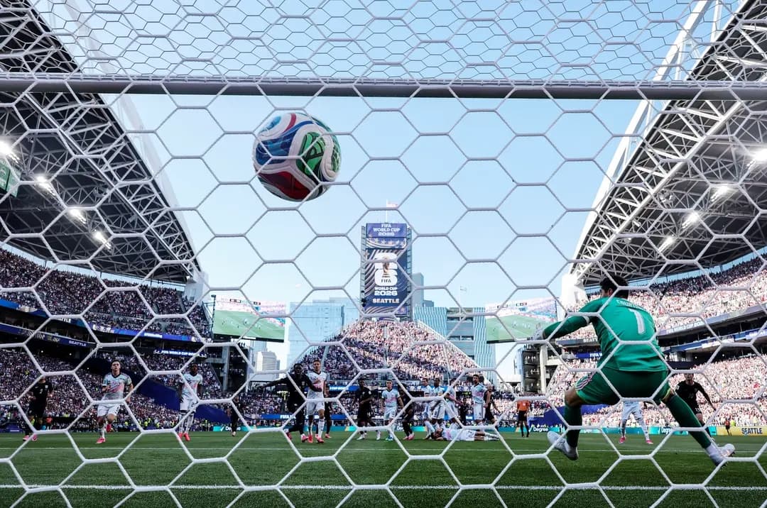 Thibaut Courtois, n.º 1 de Bélgica, recibe el primer gol tras un tiro libre de Malik Tillman, n.º 17 de Estados Unidos, durante el partido de octavos de final de la Copa Mundial de la FIFA 2026 entre Estados Unidos y Bélgica, disputado en el Estadio de Seattle, en Seattle, Washington, el 6 de julio de 2026. (Jamie Squire/Getty Images)